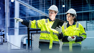Zwei Industriemitarbeiter