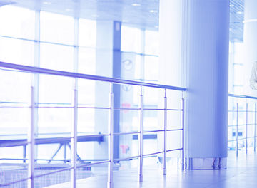 Zwei Frauen im Büroflur