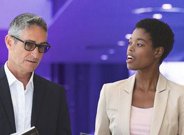 zwei Personen die sich beraten