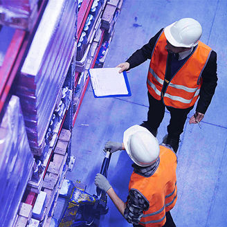 Zwei Mitarbeiter im Lager