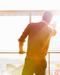 Zwei Personen am Fenster