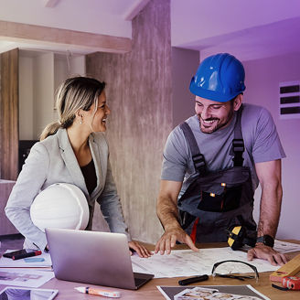 zwei personen auf baustelle